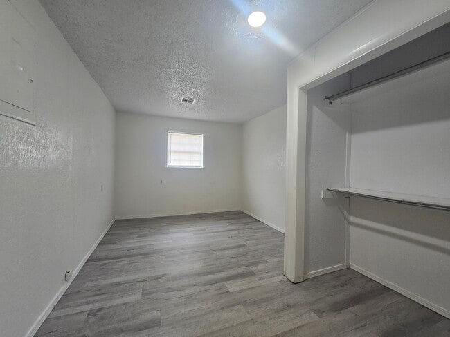 Building Photo - 3 Bed 1 Bath Home in Shawnee!