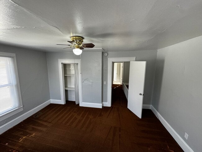 Building Photo - 2 bedroom house with garage!