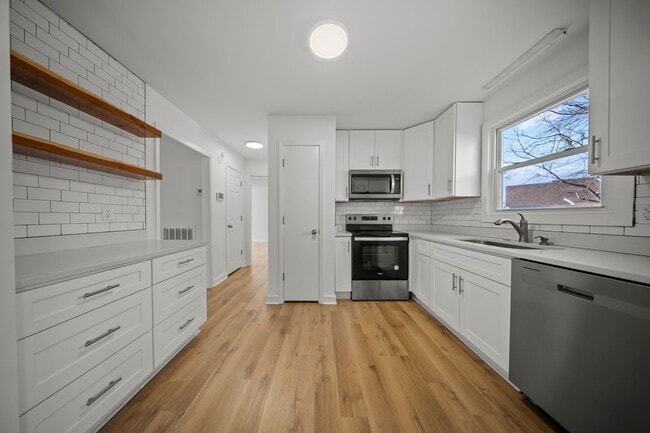 Building Photo - 3 Bedroom 2 Full Bath Home For Rent near Post!