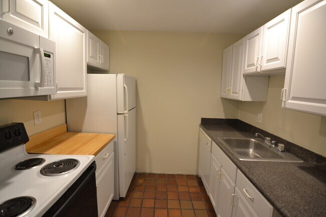 Building Photo - 67 St Germain St