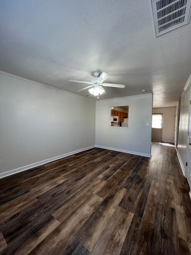 Building Photo - 106 Streamwood Dr