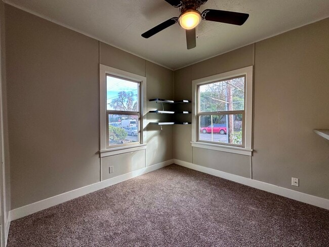 Building Photo - Adorable Home in a Historic Oregon City Neighborhood
