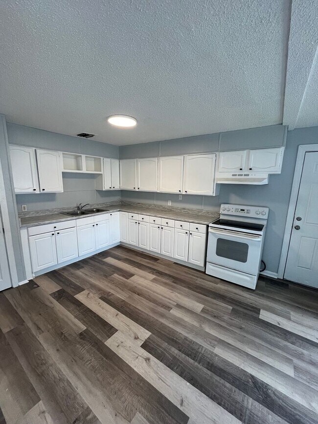 Building Photo - Nice 3BR/1BA Lakeland Home, Laminate Wood Floors, HUGE Privacy Fenced Backyard!