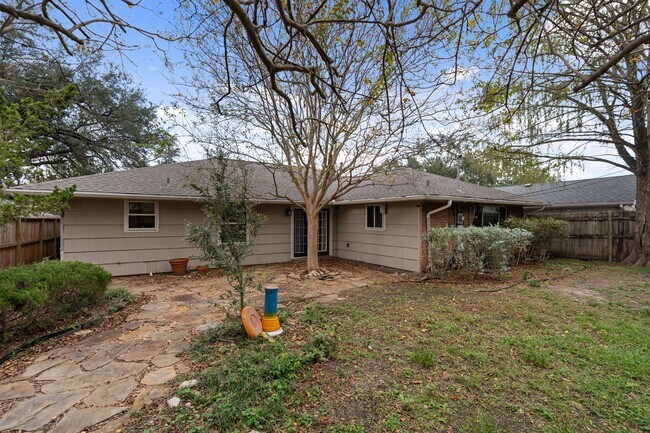 Building Photo - 5307 Poinciana Dr
