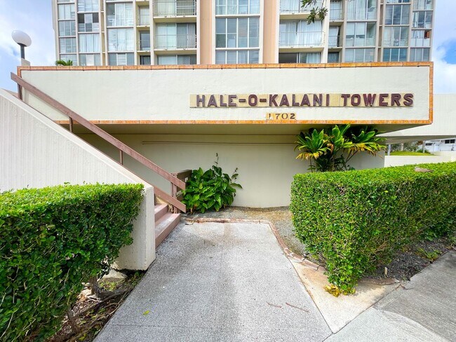 Building Photo - Centrally Located 2/1 with Parking!