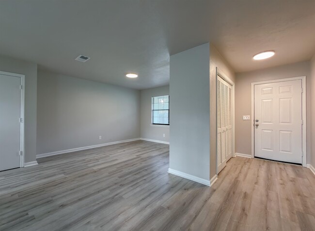 Building Photo - 3245 Whitney Dr W