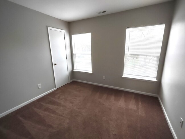 Building Photo - Move-In Ready Home located in the Back Cre...