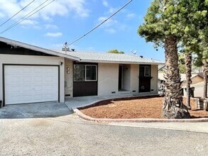 Building Photo - Remodeled Single Level Duplex!