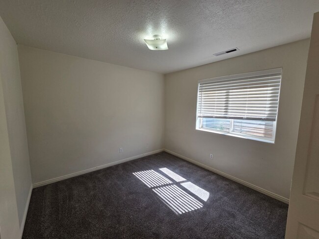 Building Photo - 2 Bed Apartment - Ready to GO!