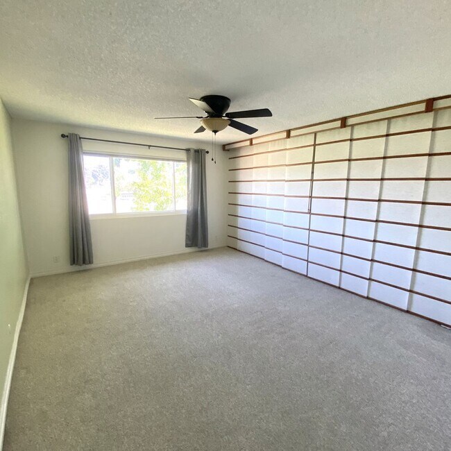 Building Photo - 6050 Henderson Dr