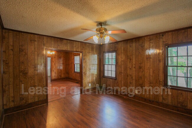 Building Photo - 211 W Poplar St