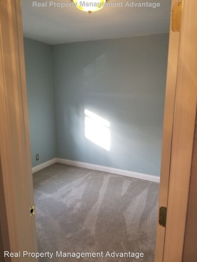 Building Photo - 3 br, 1 bath House - 21845 Novi Rd.