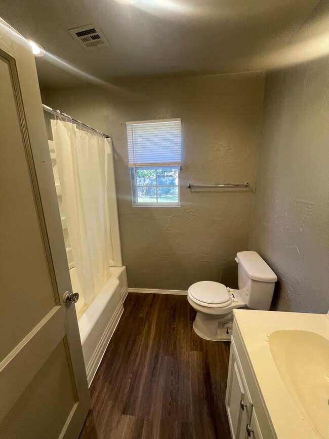 Building Photo - 3 bed, 1 bath , beautiful wood floors, fen...