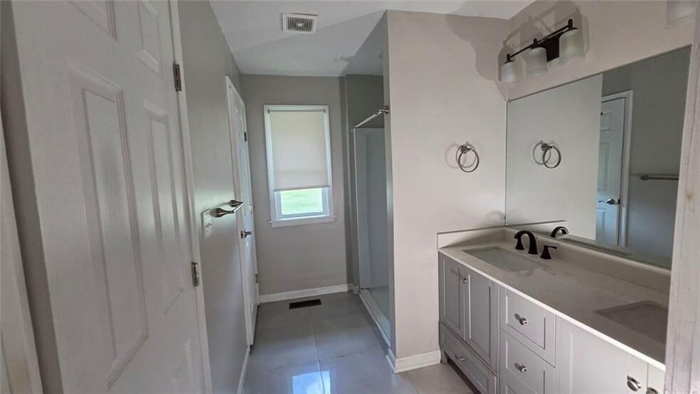 Building Photo - 136 Hillsdale Dr SE