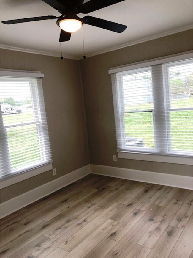 Building Photo - 3022 School St