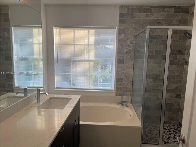 Building Photo - 10739 Oak Bend Way