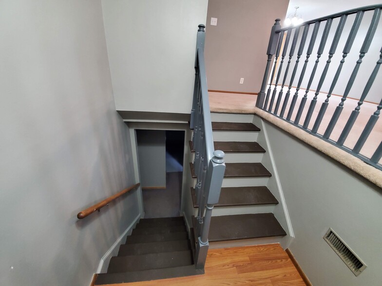 Building Photo - 9060 Oakwood Dr