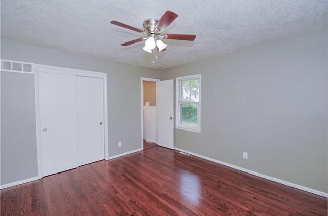 Building Photo - Beautiful 3 Bedroom / 1.5 Bath *Large Corner Lot* 2 Car Garage