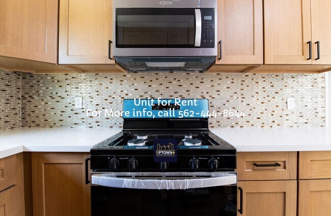 Building Photo - House -  2 Bedrooms + 1 Office / 1 Bathroom - Paramount