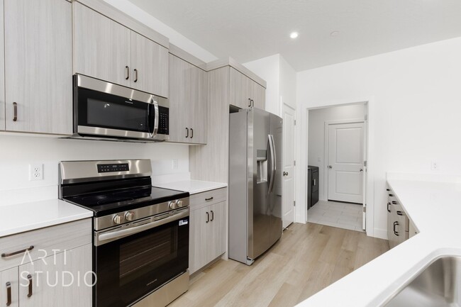 Building Photo - Brand New 3 Bed / 2 Bath Duplex – Modern L...