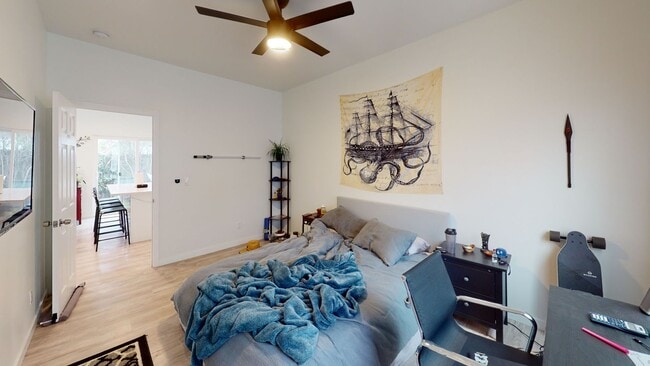 Building Photo - Private turfed yard!