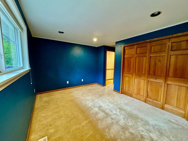 Building Photo - Renovated Woodinville home sitting in park like setting.