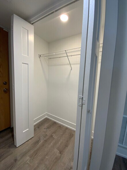 Building Photo - 1143 Maple Ave