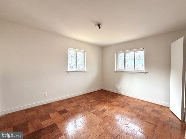 Building Photo - 2121 Patrick Henry Dr