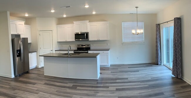 Building Photo - $2,700 - Nice Three-Bedrooms, Two-Baths Ca...