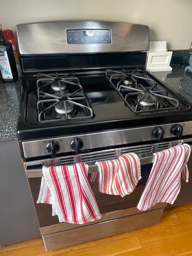Building Photo - 9/1 No Fee!- Sunny upper floor 2BR - w/d i...