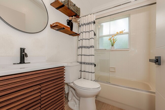 Building Photo - Exquisite Pool Home in Alhambra – Pembroke...