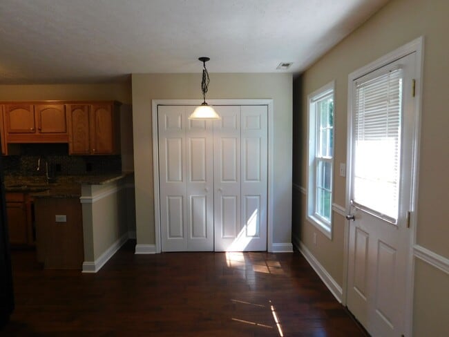 Building Photo - Beautiful Family Home