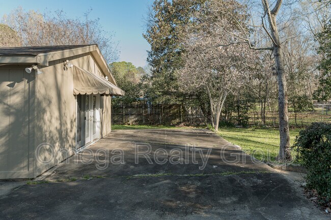 Building Photo - 1861 Gillespie Dr