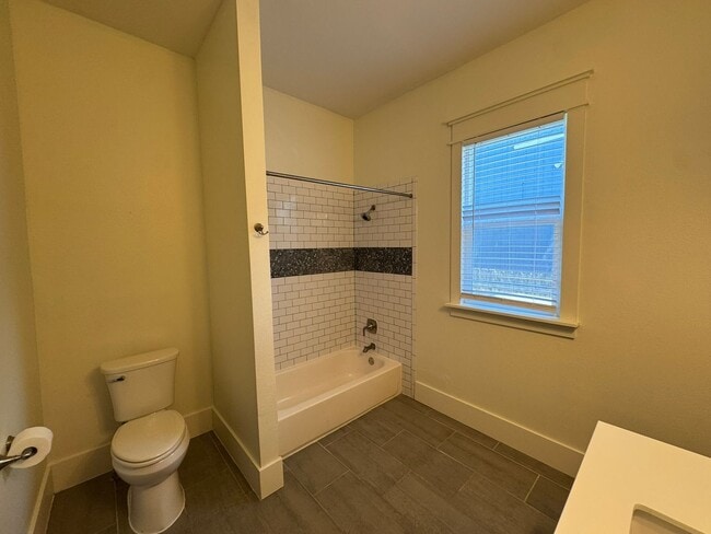 Building Photo - Renovated 1915 Craftsman Cottage Near Southtown & King William