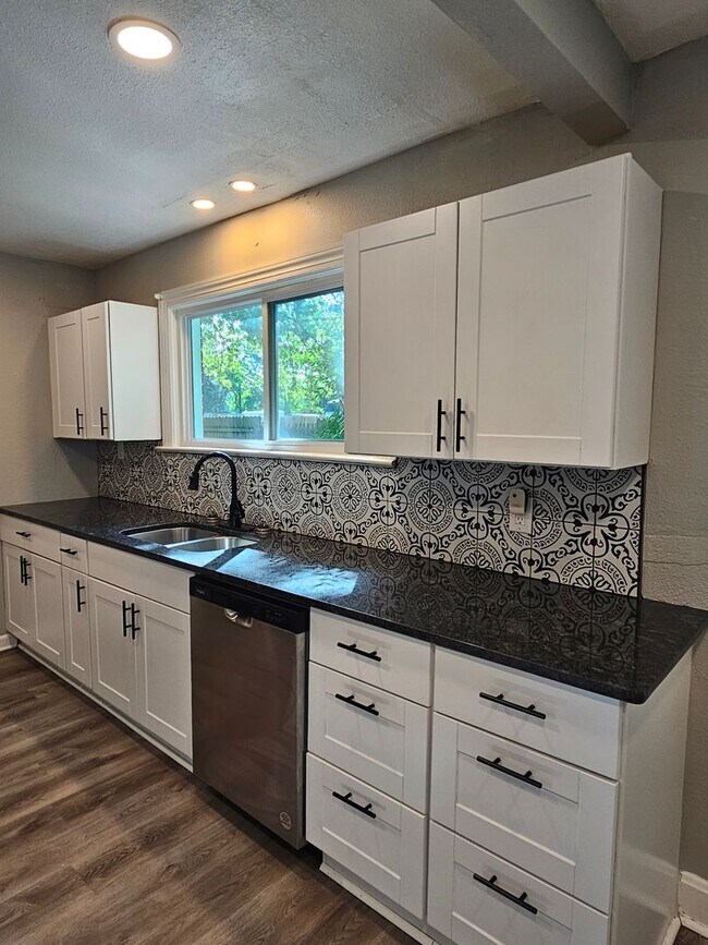 Building Photo - 348 Virginian Dr unit A