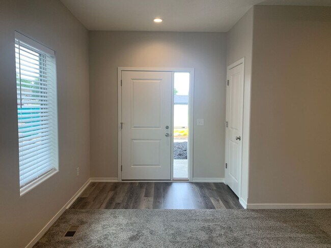 Building Photo - Beautiful 3 bedroom/3 bath daylight ranch townhome in SE Lincoln