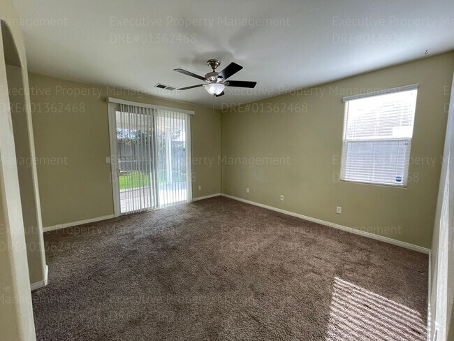 Building Photo - 4 bedrooms/ 2 bathrooms, with a patio.