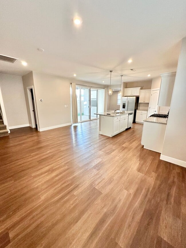 Building Photo - 4 Bed Desert Color Home!