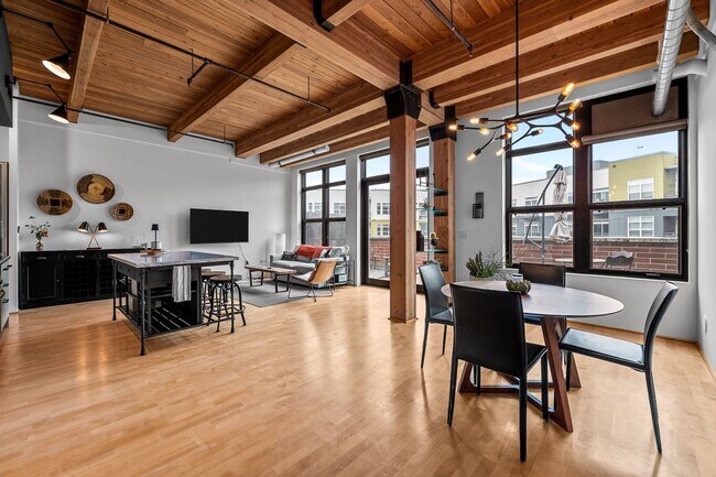 Building Photo - Gorgeous One Bedroom Luxury Condo in Ballpark!