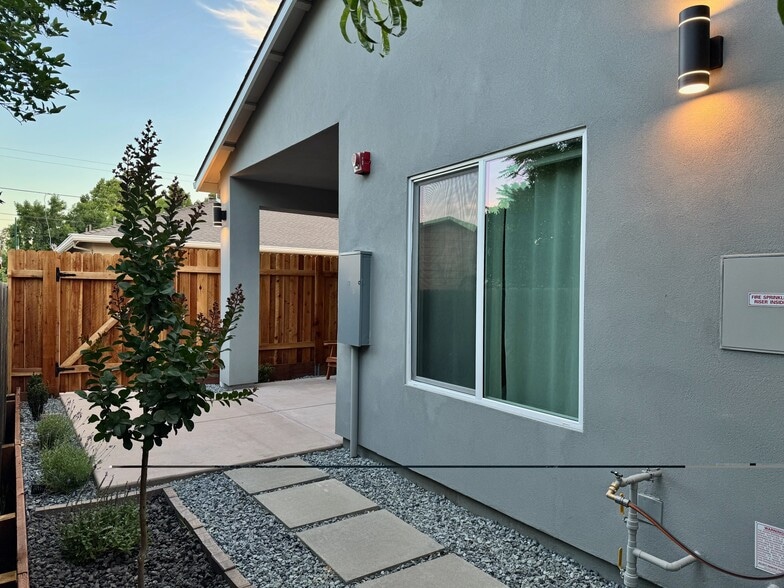 Building Photo - 711 N Hobson Ave