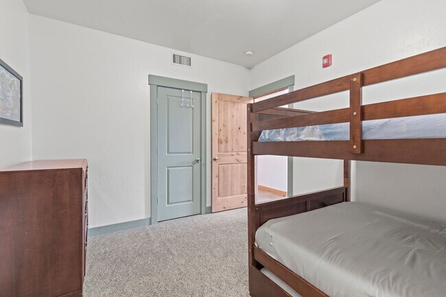 Building Photo - Stunning Furnished Park City Condo