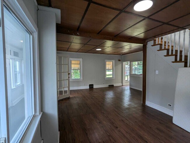 Building Photo - 15 Locust Ave