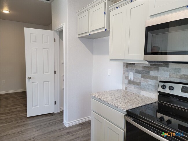 Building Photo - 122 Wind Ridge Dr