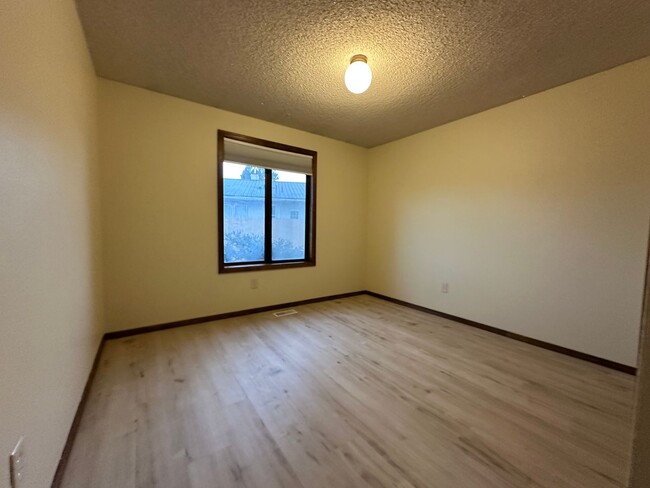 Building Photo - Centrally Located  2 Bedroom 1 Bathroom Du...