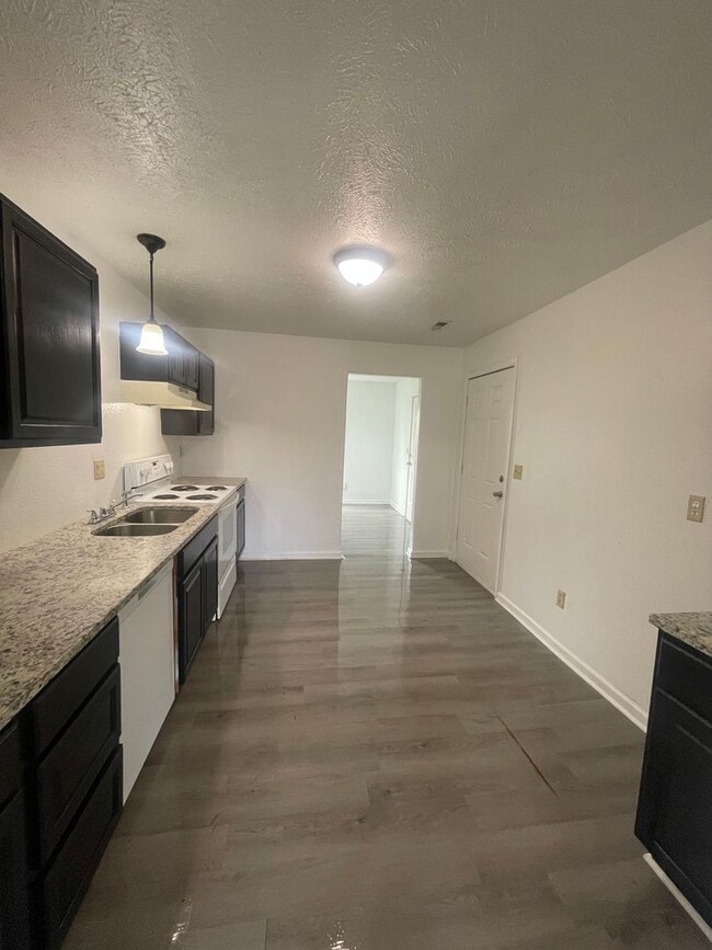 Building Photo - Available Now 3 Bedroom 2 Bath home just m...