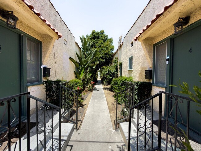 Building Photo - 4730 St Charles Pl