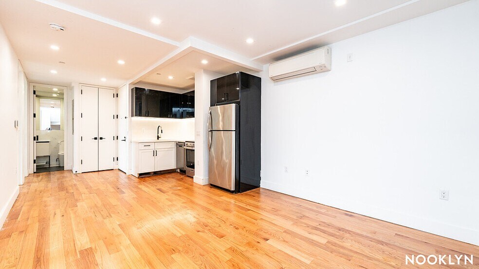 Building Photo - 19 E 31st St