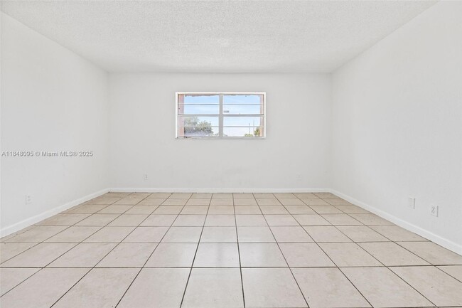 Building Photo - 4045 NW 19th St