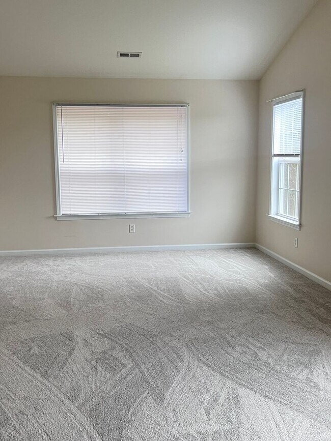 Building Photo - Spacious House in Woodfin/ 4 bedrooms-2.5 ...