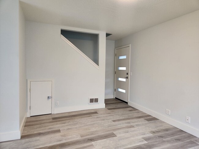 Building Photo - Recently Renovated 3 Bedroom Campus Duplex!